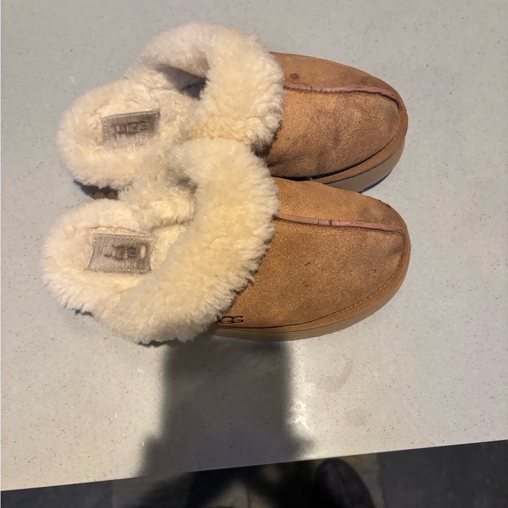 UGG Tan Womens 6 Slippers with Cream Lining